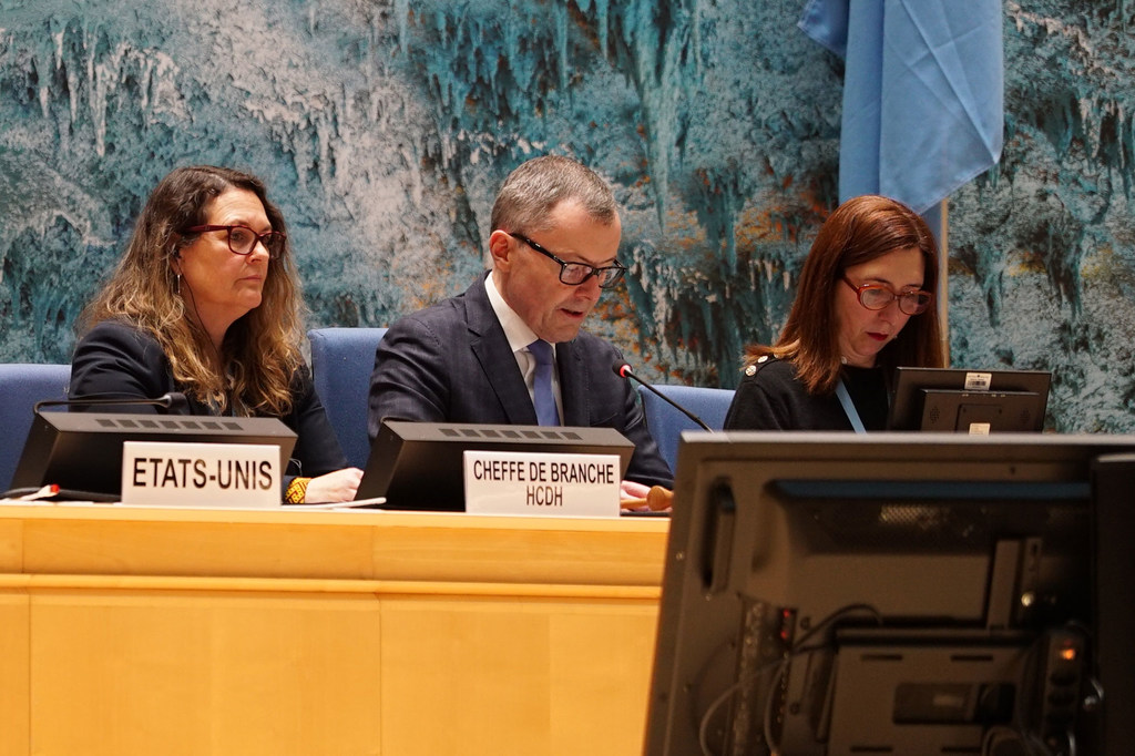 联合国人权理事会主席于尔格·劳贝尔（居中）主持对美国的定期普遍定期审议会议。